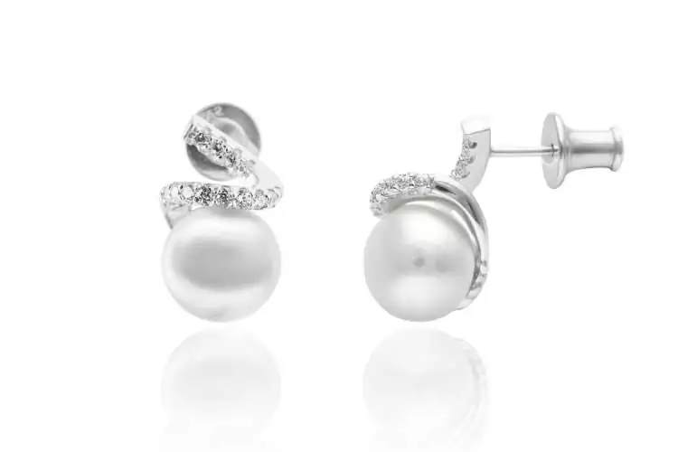 Eleganter Perlenohrstecker weiß rund 8.5-9 mm, Zirkoniabogen, Sicherheitsverschluss 925er Silber, Gaura Pearls, Estland